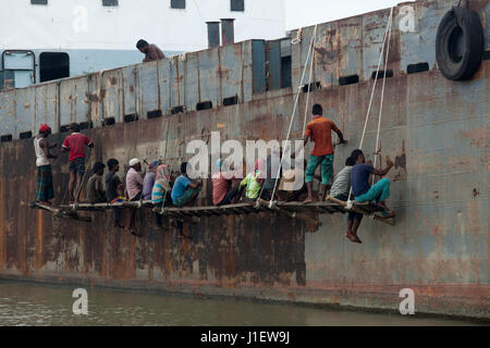 Travaillent au chantier naval sur la banque de rivière en Keraniganj Sitalakhya. Dhaka, Bangladesh. Banque D'Images