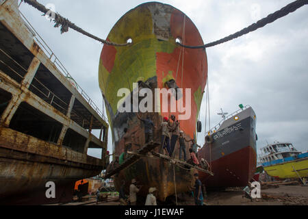 Travaillent au chantier naval sur la banque de rivière en Keraniganj Sitalakhya. Dhaka, Bangladesh. Banque D'Images