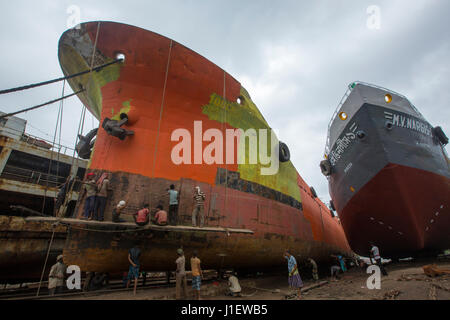 Travaillent au chantier naval sur la banque de rivière en Keraniganj Sitalakhya. Dhaka, Bangladesh. Banque D'Images