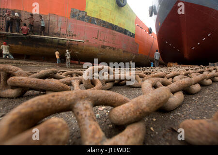 Travaillent au chantier naval sur la banque de rivière en Keraniganj Sitalakhya. Dhaka, Bangladesh. Banque D'Images