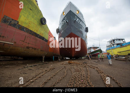 Travaillent au chantier naval sur la banque de rivière en Keraniganj Sitalakhya. Dhaka, Bangladesh. Banque D'Images