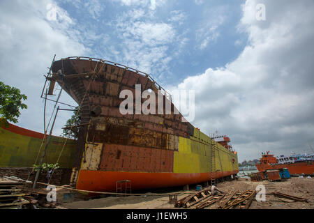 Travaillent au chantier naval sur la banque de rivière en Keraniganj Sitalakhya. Dhaka, Bangladesh. Banque D'Images