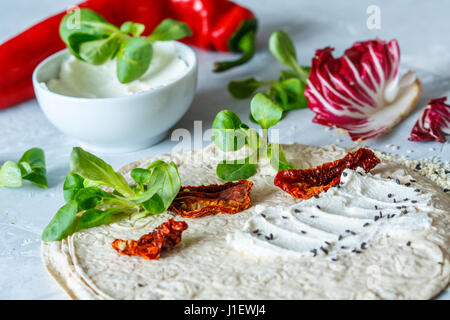 Tortilla de ricotta et de tomates séchées au soleil. Collation santé concept. Banque D'Images