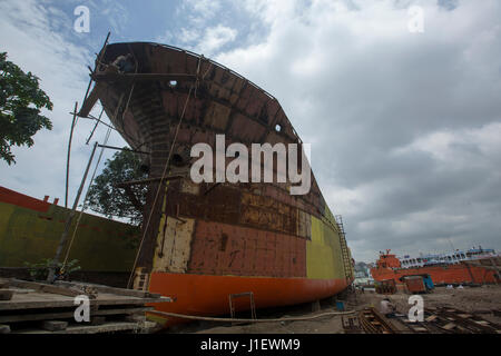 Travaillent au chantier naval sur la banque de rivière en Keraniganj Sitalakhya. Dhaka, Bangladesh. Banque D'Images