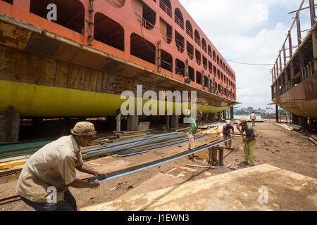 Travaillent au chantier naval sur la banque de rivière en Keraniganj Sitalakhya. Dhaka, Bangladesh. Banque D'Images