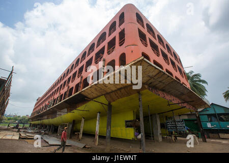 Travaillent au chantier naval sur la banque de rivière en Keraniganj Sitalakhya. Dhaka, Bangladesh. Banque D'Images