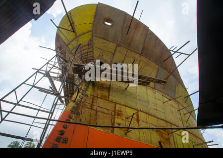 Travaillent au chantier naval sur la banque de rivière en Keraniganj Sitalakhya. Dhaka, Bangladesh. Banque D'Images