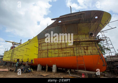 Travaillent au chantier naval sur la banque de rivière en Keraniganj Sitalakhya. Dhaka, Bangladesh. Banque D'Images