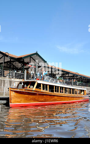 TIGRE, BUENOS AIRES, ARGENTINE - NOVEMBRE 2016 : Libre de l'eau ancien en bois typique bateau taxi au port de la populaire Promenade Riverside resort El Ti Banque D'Images