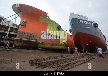 Travaillent au chantier naval sur la banque de rivière en Keraniganj Sitalakhya. Dhaka, Bangladesh. Banque D'Images