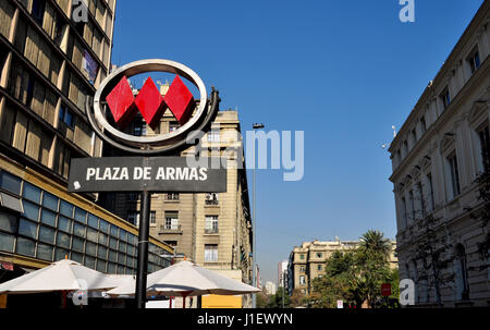 SANTIAGO, CHILI - 27 septembre 2016 : sortie du métro à Plaza de Armas à Santiago, Chili Banque D'Images