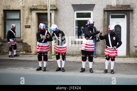 Le Britannia de coprah danseurs , une troupe de danseurs, Lancastre clog dance par Bacupon Le samedi de Pâques 2017 Banque D'Images