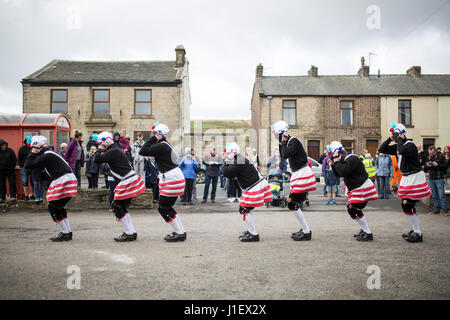 Le Britannia de coprah danseurs , une troupe de danseurs, Lancastre clog dance par Bacupon Le samedi de Pâques 2017 Banque D'Images