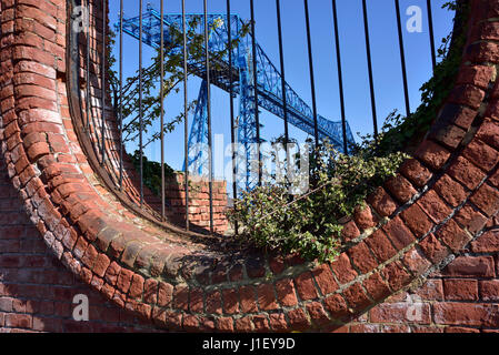 Le pont transbordeur sur la rivière tees, Middlesbrough, vu à travers une ouverture ovale en Vulcan street wall Banque D'Images