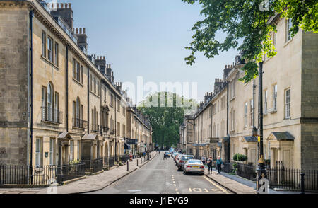 Royaume-uni, Somerset, ville de baignoire, vue de Brook Street, avec l'architecture Géorgienne typique du xviiie siècle en pierre de Bath couleur miel Banque D'Images