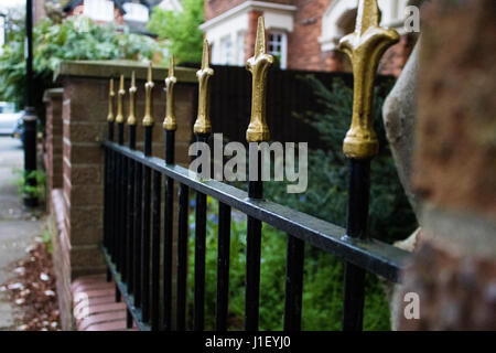 Jardin de style victorien en briques et balustrades pilier dans le jardin avant de l'anglais suburban house Banque D'Images