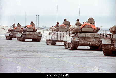 Une compagnie de chars du Qatar détient l'extérieur de la ville frontière de Khafji pour l'ordre de se positionner dans la lutte contre l'incursion irakienne 30 janvier 1991 à l'extérieur de Khafji Ville, l'Arabie Saoudite. La bataille de Khafji a été la première grande mobilisation de masse de la guerre du Golfe à l'aide d'American Airpower et réservoir du Qatar et l'Arabie saoudite des bataillons de la Garde nationale sur le terrain. Banque D'Images