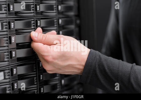 IT consultant maintenir grand baie SAN en datacenter Banque D'Images
