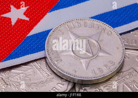 Détail des différentes pièces de monnaie peso cubain sur la table. Banque D'Images