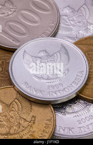 Détail de la roupie indonésienne différentes pièces sur la table. Banque D'Images