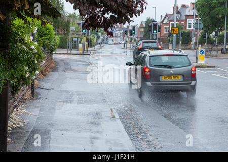 Le trafic sur un jour de pluie. Les voitures sur une route juste après la pluie, Lancashire, England, UK Banque D'Images