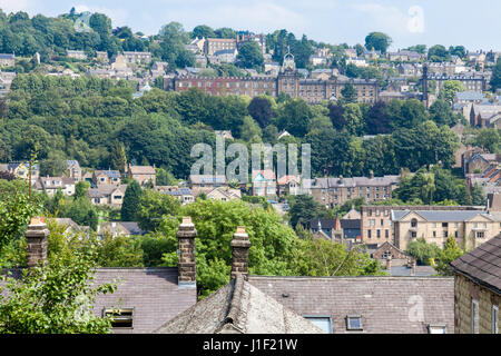 Anglais ville à flanc de coteau. Vue sur les collines environnantes de Matlock, Derbyshire, Angleterre, RU Banque D'Images