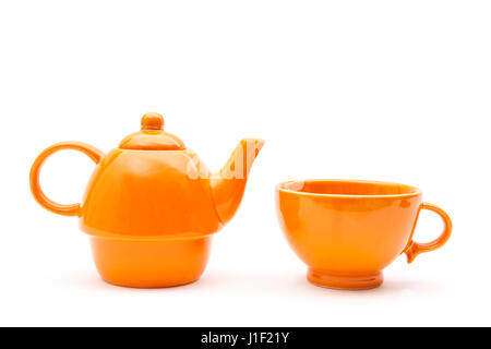 Service à thé. Théière et tasse orange correspondant isolé sur fond blanc Banque D'Images