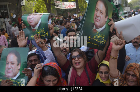 Partisans pakistanais célèbrent la Cour suprême dans l'enquête, à Lahore le 20 avril 2017. Les partisans de distribuer des bonbons parmi les partisans après verdict de la Cour suprême sur le Panama papier fuites. Dans un verdict split 3-2 la Cour suprême du Pakistan a ordonné une enquête plus approfondie sur les études de cas de Panama contre le Premier Ministre Nawaz Sharif. La cour a ordonné la mise en place d'une équipe commune d'enquête, y compris l'Inter-Services Intelligence (ISI) et le renseignement militaire (MI) qui doit soumettre son rapport dans les 60 jours. (Photo par : Rana Sajid Hussain/Pacific Press) Banque D'Images