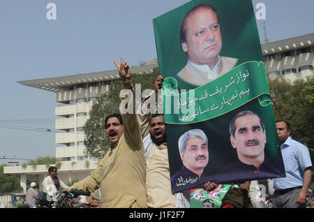 Partisans pakistanais célèbrent la Cour suprême dans l'enquête, à Lahore le 20 avril 2017. Les partisans de distribuer des bonbons parmi les partisans après verdict de la Cour suprême sur le Panama papier fuites. Dans un verdict split 3-2 la Cour suprême du Pakistan a ordonné une enquête plus approfondie sur les études de cas de Panama contre le Premier Ministre Nawaz Sharif. La cour a ordonné la mise en place d'une équipe commune d'enquête, y compris l'Inter-Services Intelligence (ISI) et le renseignement militaire (MI) qui doit soumettre son rapport dans les 60 jours. (Photo par : Rana Sajid Hussain/Pacific Press) Banque D'Images