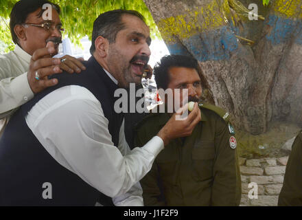 Partisans pakistanais célèbrent la Cour suprême dans l'enquête, à Lahore le 20 avril 2017. Les partisans de distribuer des bonbons parmi les partisans après verdict de la Cour suprême sur le Panama papier fuites. Dans un verdict split 3-2 la Cour suprême du Pakistan a ordonné une enquête plus approfondie sur les études de cas de Panama contre le Premier Ministre Nawaz Sharif. La cour a ordonné la mise en place d'une équipe commune d'enquête, y compris l'Inter-Services Intelligence (ISI) et le renseignement militaire (MI) qui doit soumettre son rapport dans les 60 jours. (Photo par : Rana Sajid Hussain/Pacific Press) Banque D'Images