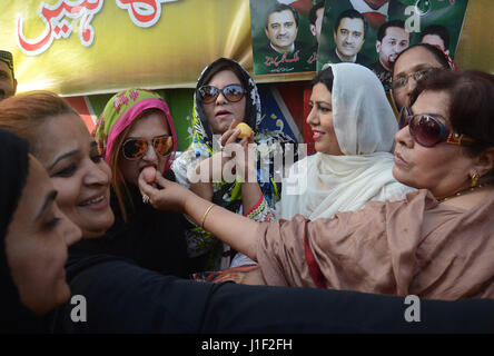 Partisans pakistanais célèbrent la Cour suprême dans l'enquête, à Lahore le 20 avril 2017. Les partisans de distribuer des bonbons parmi les partisans après verdict de la Cour suprême sur le Panama papier fuites. Dans un verdict split 3-2 la Cour suprême du Pakistan a ordonné une enquête plus approfondie sur les études de cas de Panama contre le Premier Ministre Nawaz Sharif. La cour a ordonné la mise en place d'une équipe commune d'enquête, y compris l'Inter-Services Intelligence (ISI) et le renseignement militaire (MI) qui doit soumettre son rapport dans les 60 jours. (Photo par : Rana Sajid Hussain/Pacific Press) Banque D'Images