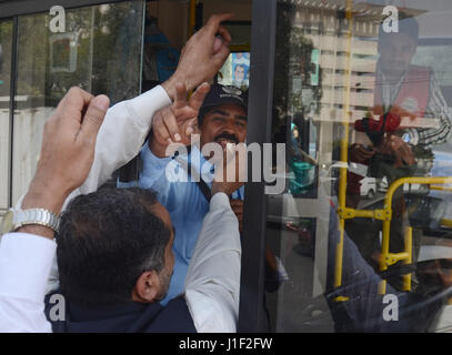 Partisans pakistanais célèbrent la Cour suprême dans l'enquête, à Lahore le 20 avril 2017. Les partisans de distribuer des bonbons parmi les partisans après verdict de la Cour suprême sur le Panama papier fuites. Dans un verdict split 3-2 la Cour suprême du Pakistan a ordonné une enquête plus approfondie sur les études de cas de Panama contre le Premier Ministre Nawaz Sharif. La cour a ordonné la mise en place d'une équipe commune d'enquête, y compris l'Inter-Services Intelligence (ISI) et le renseignement militaire (MI) qui doit soumettre son rapport dans les 60 jours. (Photo par : Rana Sajid Hussain/Pacific Press) Banque D'Images