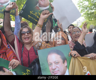 Partisans pakistanais célèbrent la Cour suprême dans l'enquête, à Lahore le 20 avril 2017. Les partisans de distribuer des bonbons parmi les partisans après verdict de la Cour suprême sur le Panama papier fuites. Dans un verdict split 3-2 la Cour suprême du Pakistan a ordonné une enquête plus approfondie sur les études de cas de Panama contre le Premier Ministre Nawaz Sharif. La cour a ordonné la mise en place d'une équipe commune d'enquête, y compris l'Inter-Services Intelligence (ISI) et le renseignement militaire (MI) qui doit soumettre son rapport dans les 60 jours. (Photo par : Rana Sajid Hussain/Pacific Press) Banque D'Images