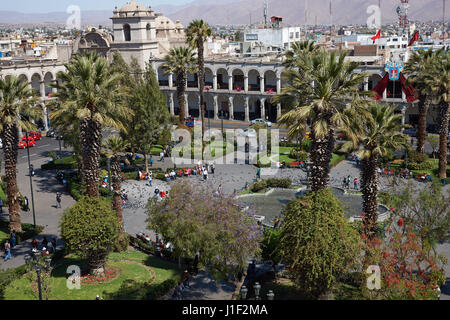 Jardins et fontaine dans le style colonial espagnol historique Plaza de Armas de Arequipa au Pérou. Banque D'Images