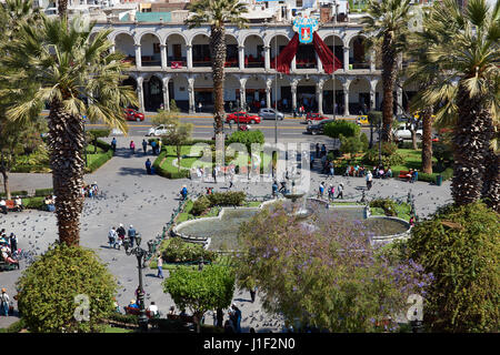 Jardins et fontaine dans le style colonial espagnol historique Plaza de Armas de Arequipa au Pérou. Banque D'Images