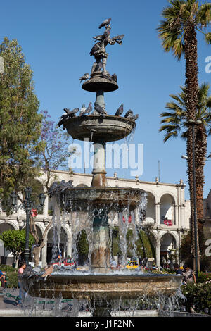 Jardins et fontaine dans le style colonial espagnol historique Plaza de Armas de Arequipa au Pérou. Banque D'Images