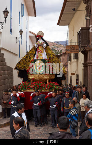 La police en uniforme plus transporter une statue de Sainte Rose dans les rues de Cusco, Pérou. Saint Rose est la patronne de la police et des Forces armées. Banque D'Images