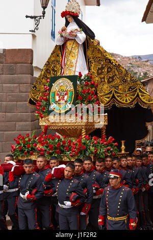 La police en uniforme plus transporter une statue de Sainte Rose dans les rues de Cusco, Pérou. Saint Rose est la patronne de la police et des Forces armées. Banque D'Images