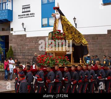 La police en uniforme plus transporter une statue de Sainte Rose dans les rues de Cusco, Pérou. Saint Rose est la patronne de la police et des Forces armées. Banque D'Images