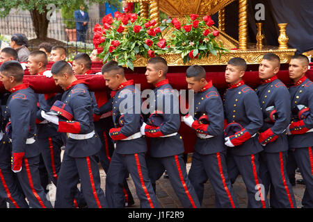 La police en uniforme plus transporter une statue de Sainte Rose dans les rues de Cusco, Pérou. Saint Rose est la patronne de la police et des Forces armées. Banque D'Images