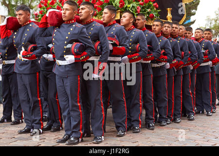 La police en uniforme plus transporter une statue de Sainte Rose dans les rues de Cusco, Pérou. Saint Rose est la patronne de la police et des Forces armées. Banque D'Images