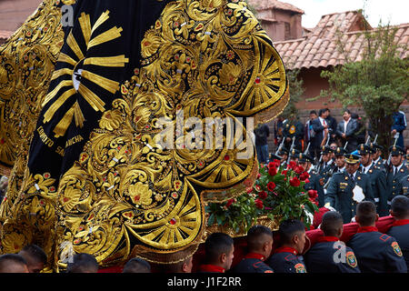 La police en uniforme plus transporter une statue de Sainte Rose dans les rues de Cusco, Pérou. Saint Rose est la patronne de la police et des Forces armées. Banque D'Images