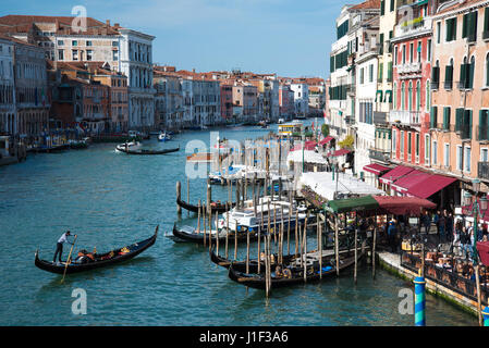 La circulation sur le Grand Canal Venise gondoles tôt le matin les bus vaporetto les navetteurs sur chemin du travail Banque D'Images