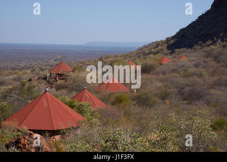 Toits rouges de le Waterberg Plateau Lodge en Namibie niché en haut de la pente de Waterberg avec vues sur le Kalahari sans fin. Banque D'Images