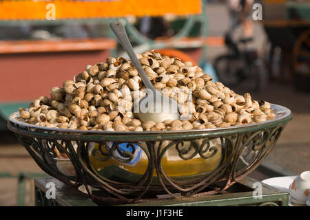 Escargots cuisinés à la vente à un décrochage du marché le 19 août 2009 à la place Jemaa el Fna, dans la vieille ville de Marrakech, au Maroc. Banque D'Images