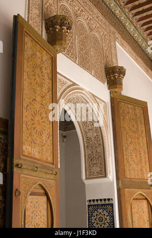 Entrée ornée à l'intérieur de la porte d'arche et 19e siècle El Palais Bahia à Marrakech, Maroc. Banque D'Images