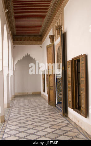 Entrée ornée à l'intérieur de la porte d'arche et 19e siècle El Palais Bahia à Marrakech, Maroc. Banque D'Images