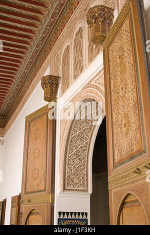 Entrée ornée à l'intérieur de la porte d'arche et 19e siècle El Palais Bahia à Marrakech, Maroc. Banque D'Images