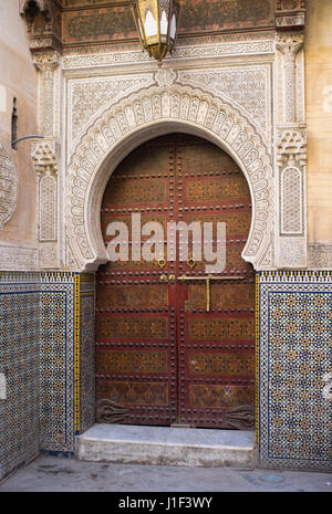 Entrée ornée de l'historique mosquée Kairaouin profondément à l'intérieur de la médina de Fès au Maroc. Banque D'Images