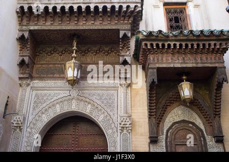 Entrée ornée de l'historique mosquée Kairaouin profondément à l'intérieur de la médina de Fès au Maroc. Banque D'Images